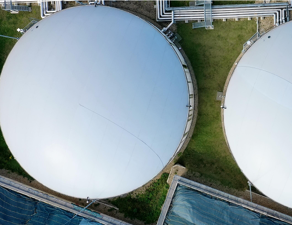 Draufsicht auf zwei weiße Biogasspeicherkuppeln aus Textilmembran