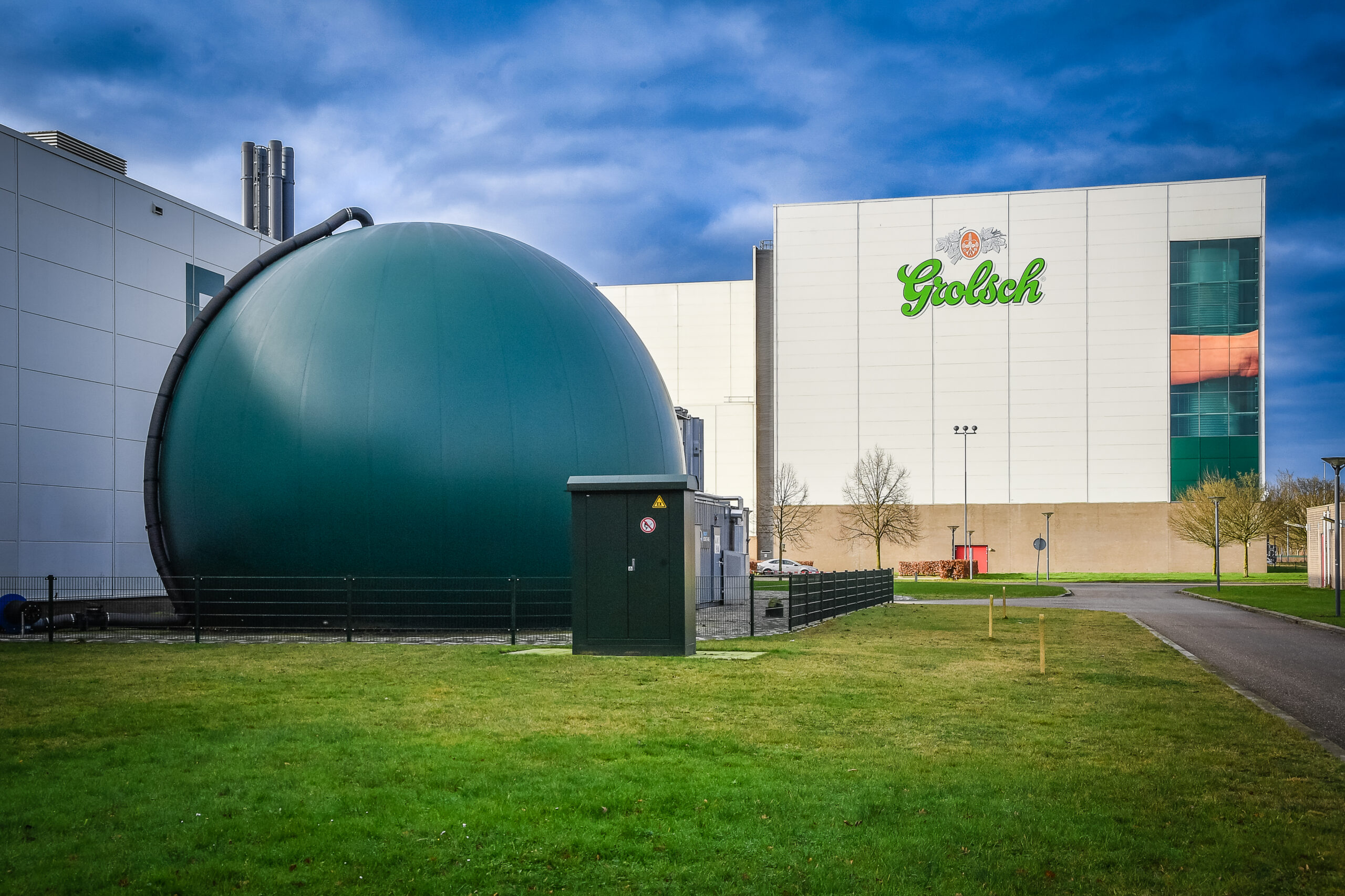Grüne Biogasspeicherkuppel aus Textilmembran auf dem Gelände der Grolsch-Brauerei