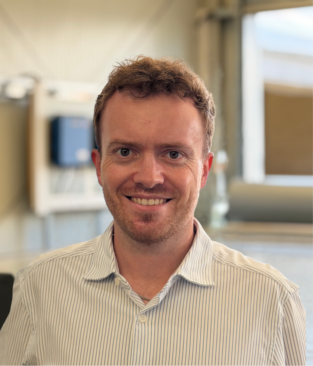 Bild von Christian Lachner, im Hintergrund sieht man eine Produktionshalle.