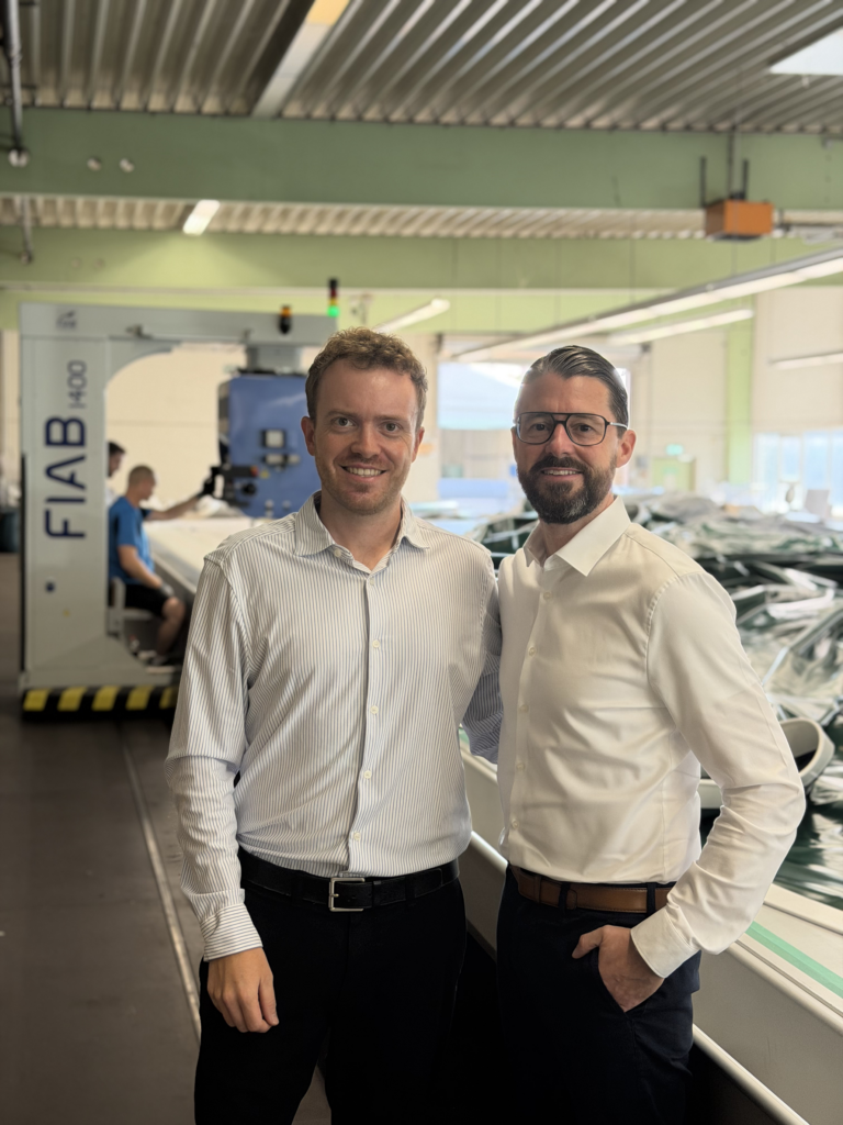 Christian Lachner und Christopher Seybold stehen in der Produktion von Seyteco.
