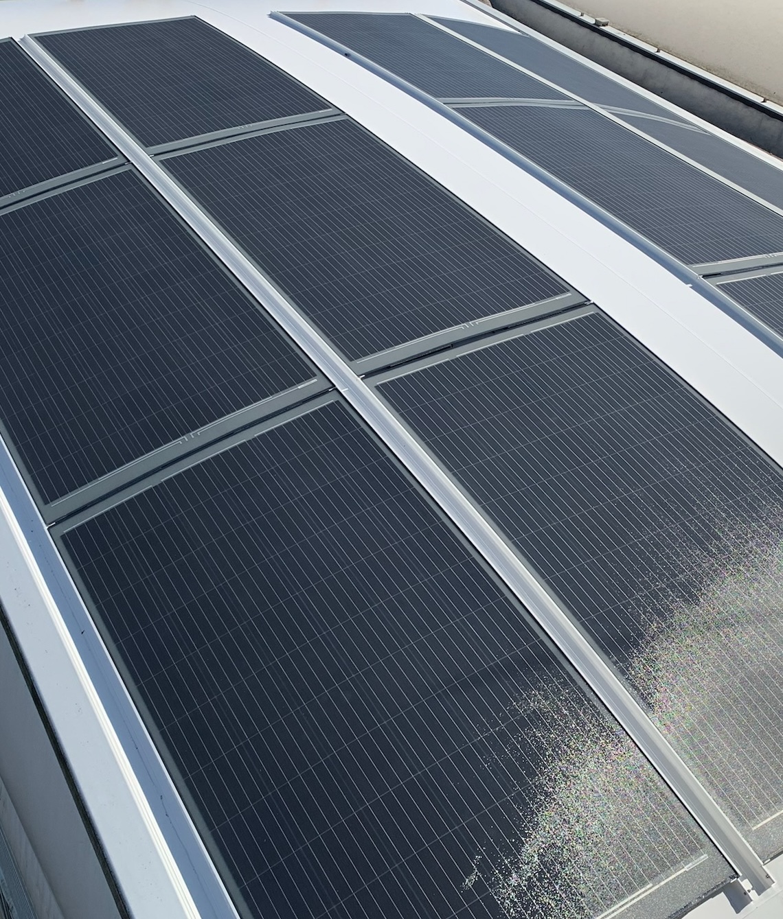 Auf dem Bild sind flexible Solar Panels zu sehen die auf einem gebodenen textilen Dach befestigt sind.